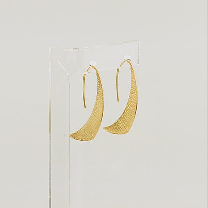 Ασημένια σκουλαρίκια σε μοντέρνο γραμμικό σχέδιο