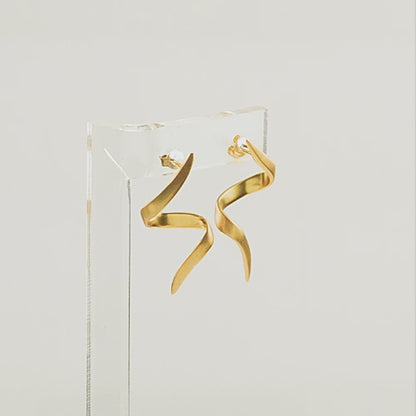 Ασημένια σκουλαρίκια σε μοντέρνο ελικοειδές σχήμα λεπτής γραμμής